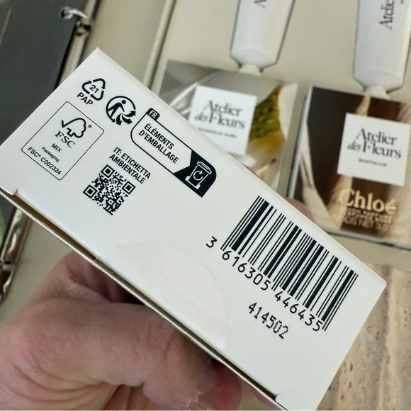 Chloé Atelier des Fleurs Book box set with 3 hand cream and extras brand new - Picture 10 of 16